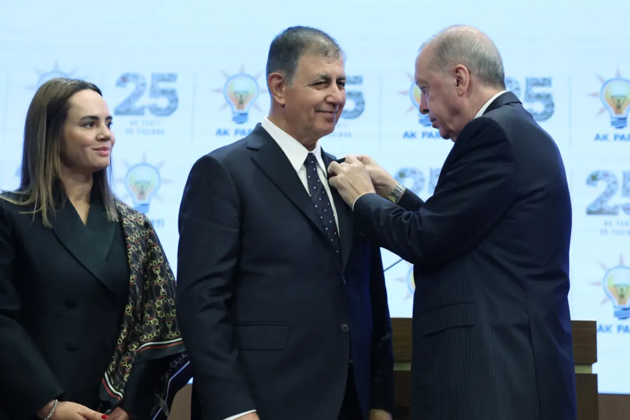Cemil Tugay, Saray ziyaretinin ardından AKP’de: Seçmenin oyu çöpe, trilyonlar iktidara