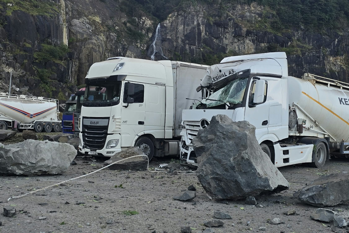 Artvin'de tır parkında heyelan: Kaya parçalarının altında kalan kişi hayatını kaybetti