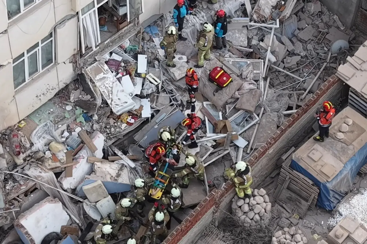 Maltepe'de 7 katlı binanın 3 katı çöktü: Enkaz altında kalan 12 kişiden 5'i yaralı kurtarıldı