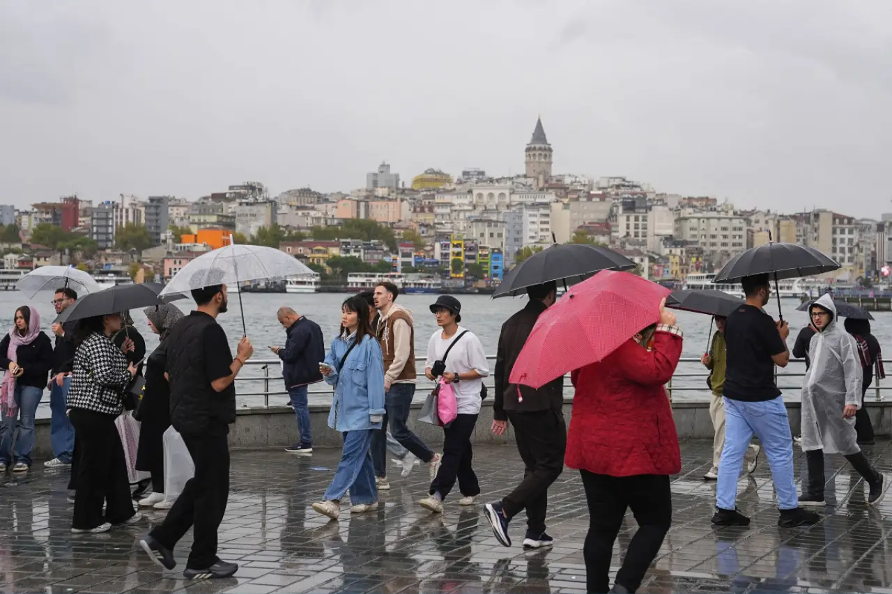 AKOM'dan soğuk hava ve fırtına uyarısı: İstanbul'da sıcaklık 10 derece düşecek