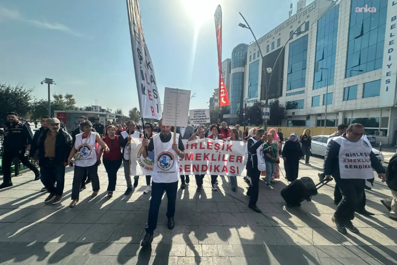 Emekliler Kartal’da kefen fırlattı: “Fon vurgununun faturasını ödemek istemiyoruz”