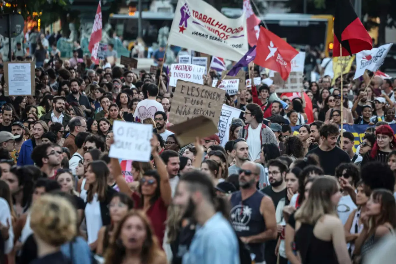 Portekiz'de binlerce kişi hayat pahalılığına ve konut krizine karşı sokağa çıktı