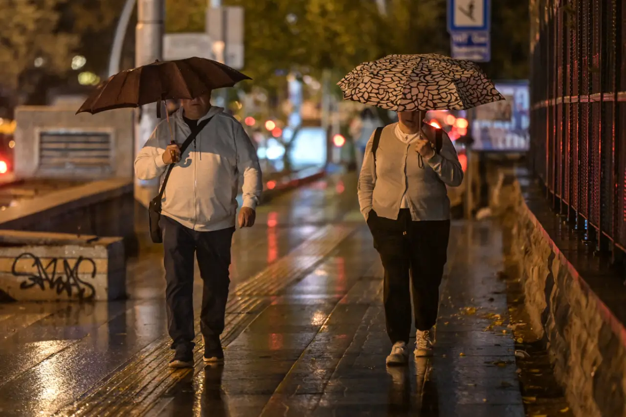 Meteoroloji'den çifte uyarı: Güneydoğu'yu toz, Marmara ve Ege'yi sağanak vuracak