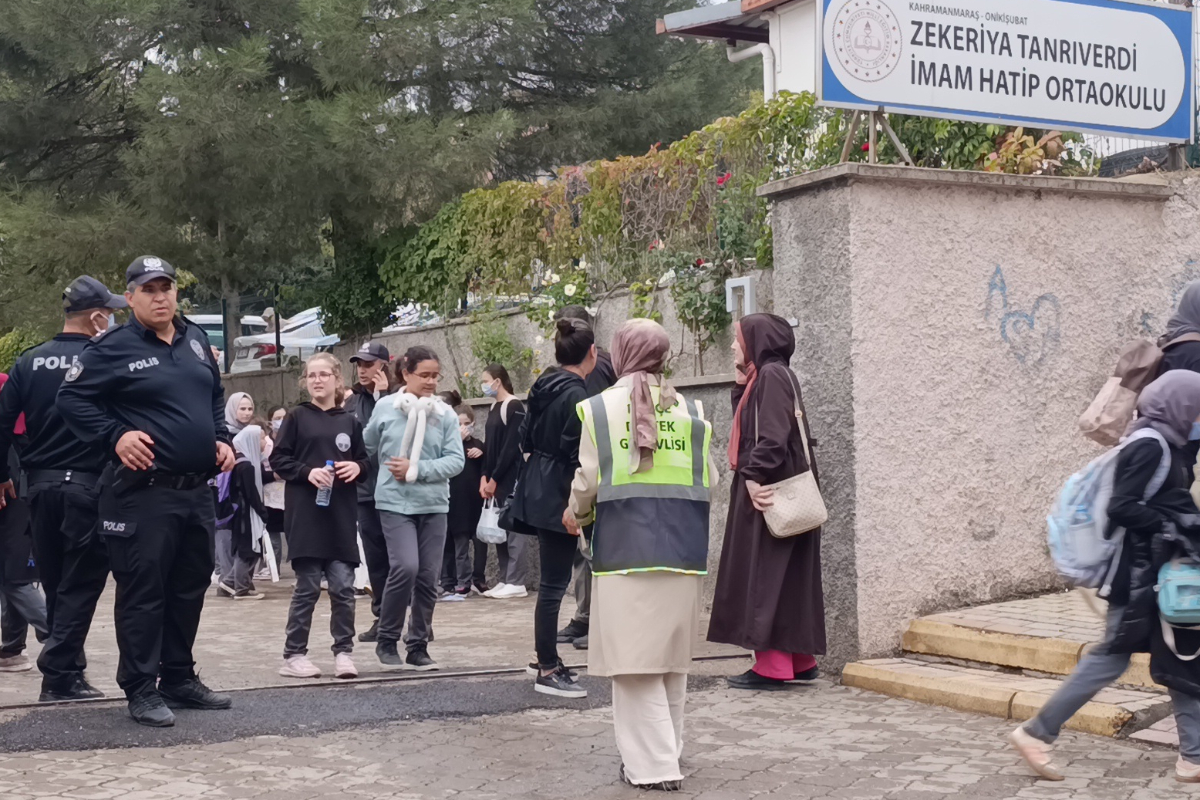 Maraş'ta inşaat alanından yayılan kötü koku 20 öğrenciyi hastanelik etti: İki okulda eğitime ara verildi