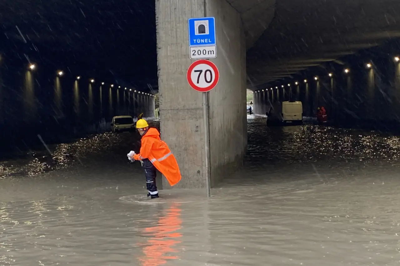 İstanbul'da okullar tatil edildi, motosiklet kullanımı yasaklandı