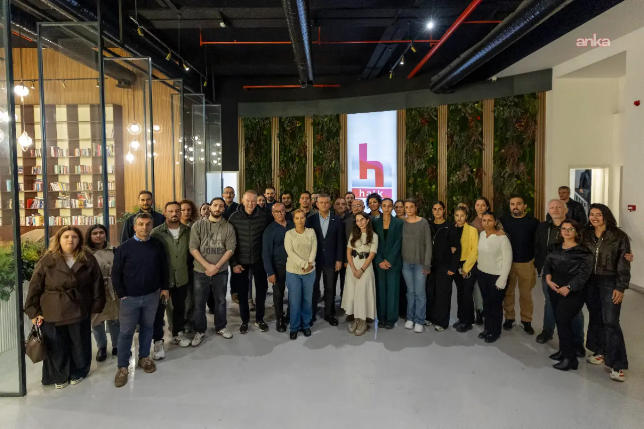 Halk TV'yi ziyaret eden Özgür Özel: Bir darbe sürecinin içinden geçiyoruz