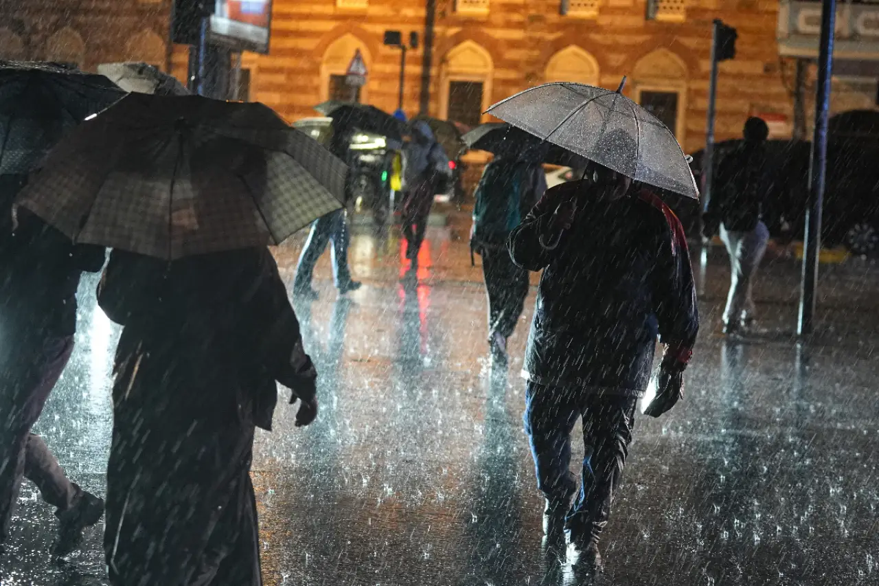 Meteoroloji'den İstanbul dahil 48 il için sarı kodlu uyarı: Çok kuvvetli yağış ve fırtına geliyor
