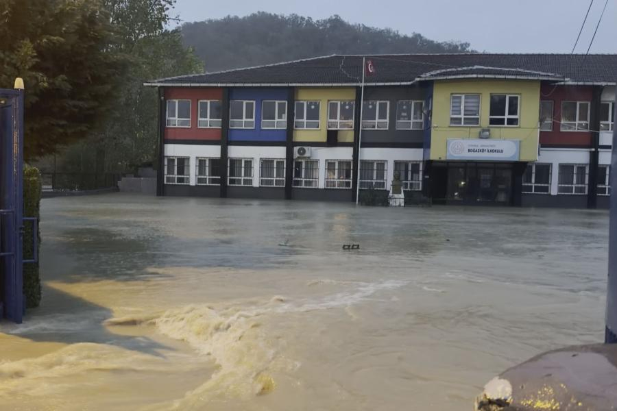 Arnavutköy'de Alibey Deresi taştı; sular okul bahçesine doldu