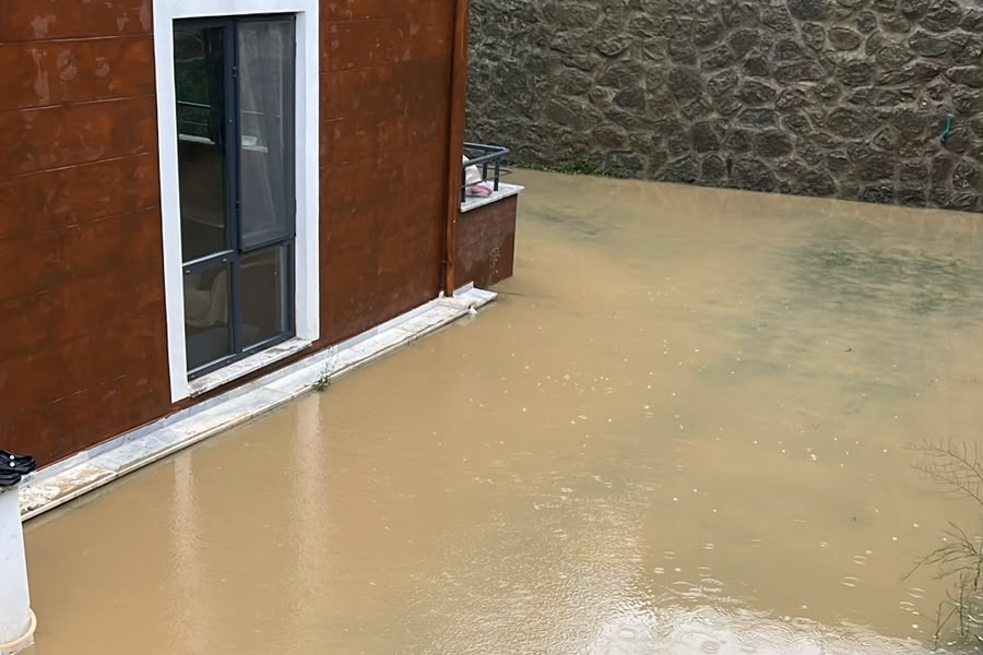 Kocaeli’de yurttaşlar ev ve iş yerlerindeki suyu kendi imkanlarıyla tahliye ediyor