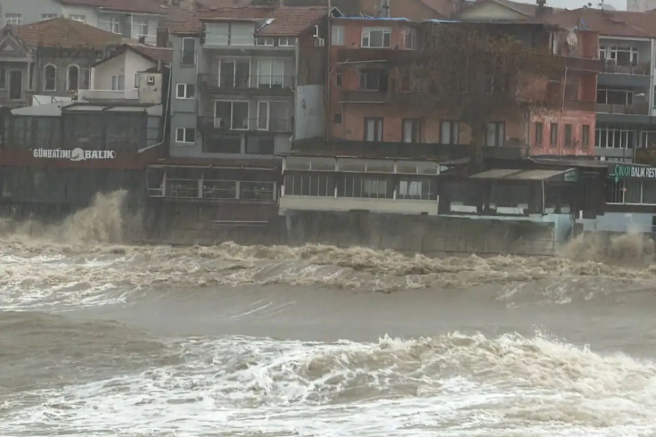 Amasra’da fırtına: Dalga boyu 6 metreye ulaştı