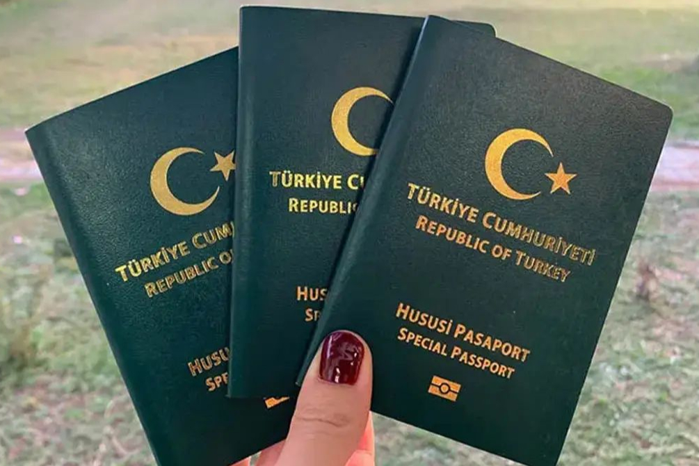 7 mesleğe vizesiz seyahat gündemde: Yeşil pasaport için 5, 10 ve 15 yıl şartından kimler yararlanabilecek?