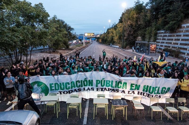 Madrid'de eğitim grevinin 4. günü: Öğretmenler caddeyi kapattı