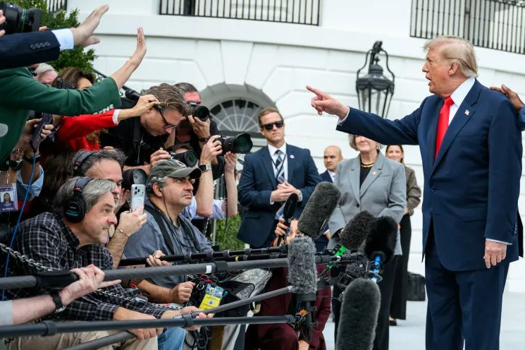 Trump'ın basınla savaşı sürüyor: Gazetecileri Beyaz Saray'dan çıkarmak istiyor