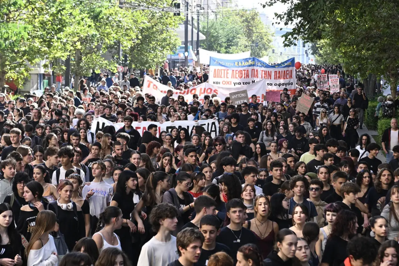 Yunanistan’da on binlerce öğrenci eğitim ve barınma hakkı için yürüdü