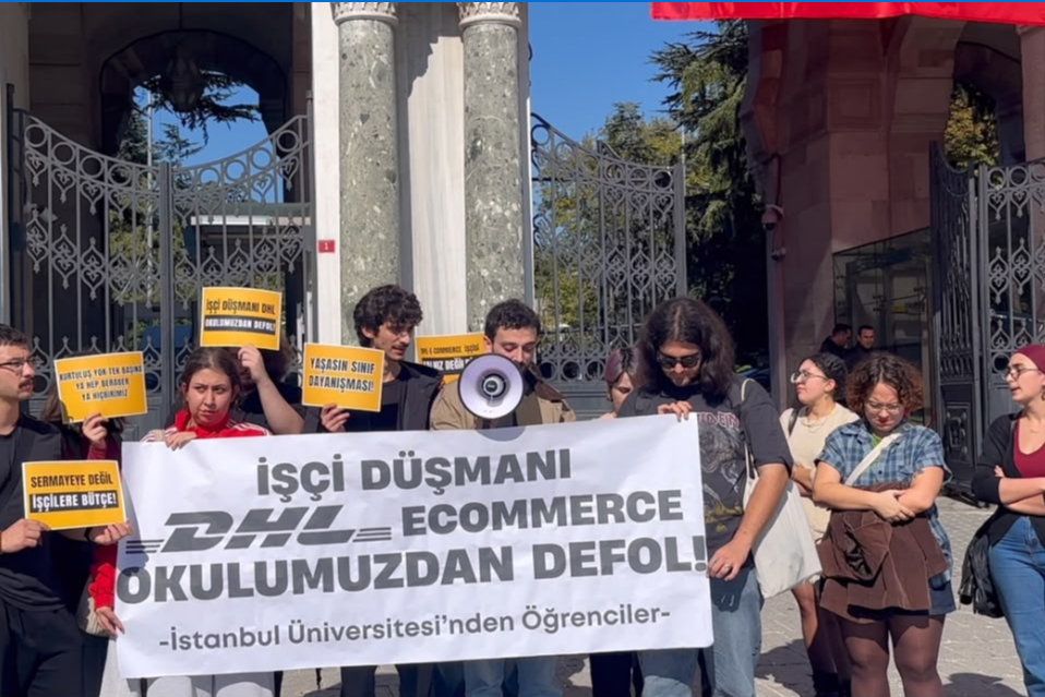 İÜ’nün DHL ile protokolüne öğrencilerden tepki: “Bizim geleceğimiz CEO’larla değil, işçilerle”