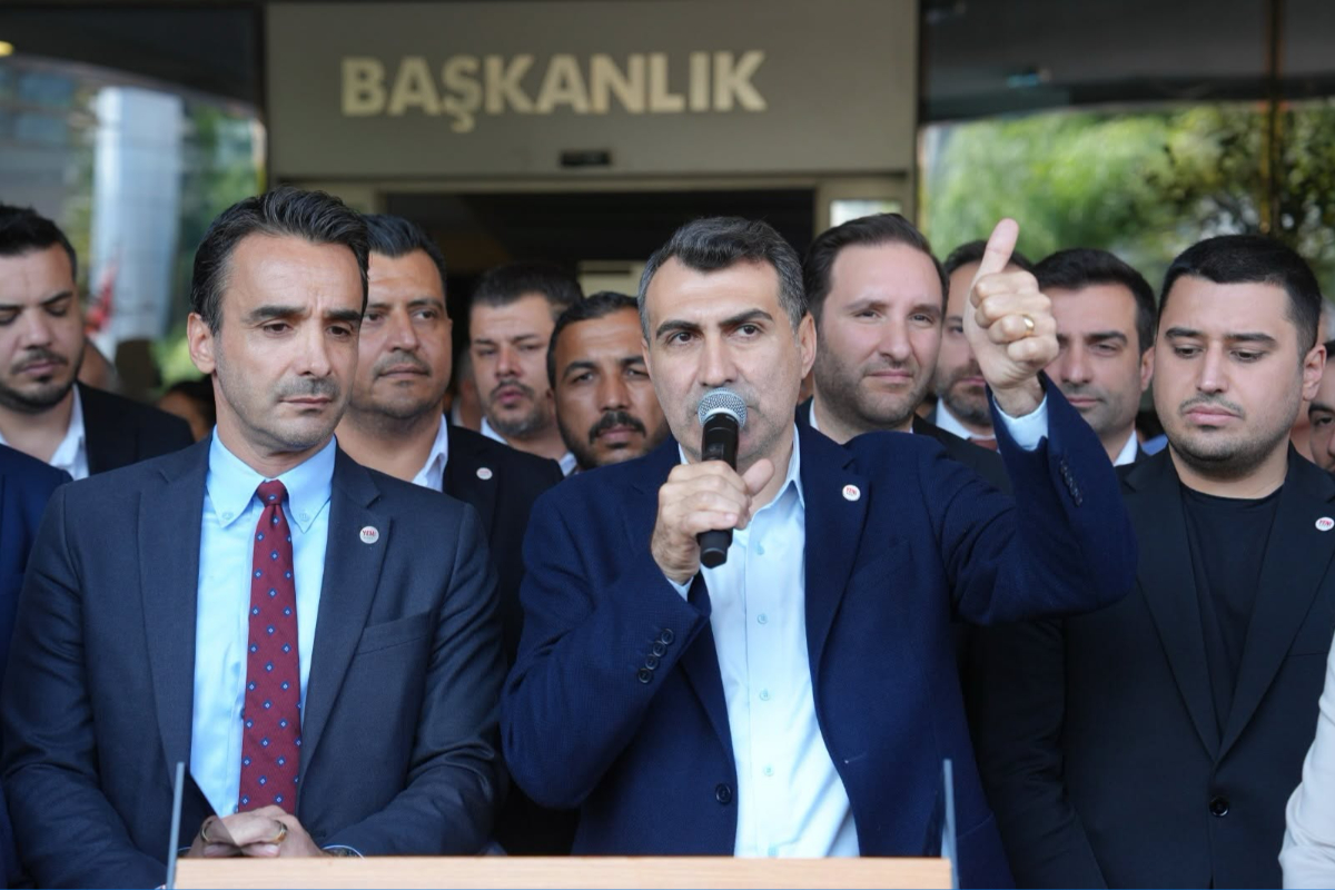 Yeni Parti’den Çukurova Belediyesi önünde eylem: “Bir daha şafak operasyonu istemiyoruz”