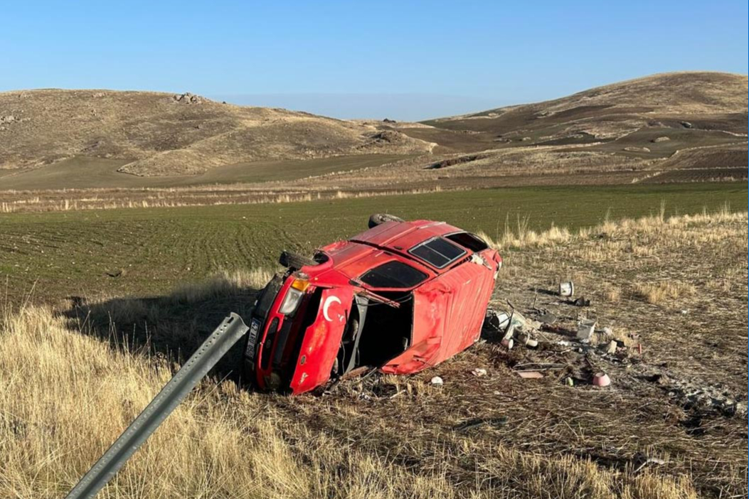 Konya'da işçileri taşıyan minibüs şarampole devrildi: 6 kişi yaralandı