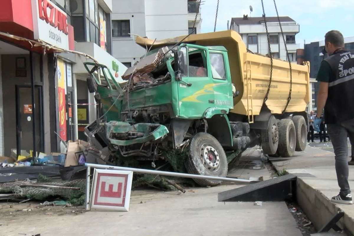 Pendik’te hafriyat kamyonu eczaneye daldı: 7 kişi yaralandı