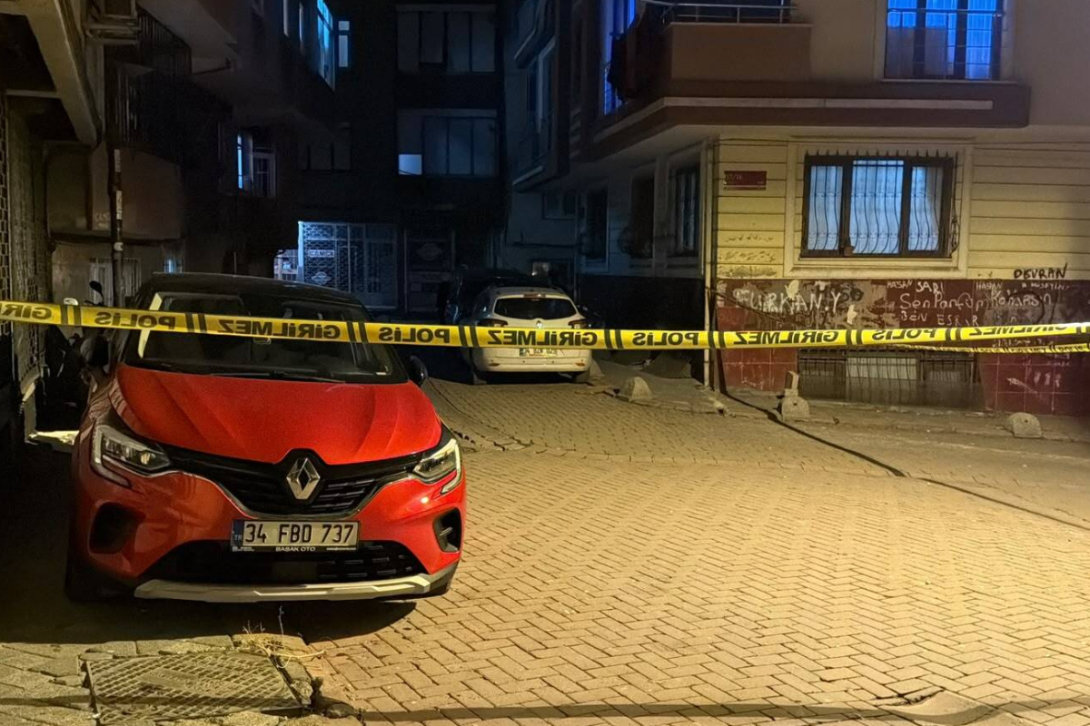 Zeytinburnu'da silahlı kavga: Mermiler evlere ve iş yerine isabet etti