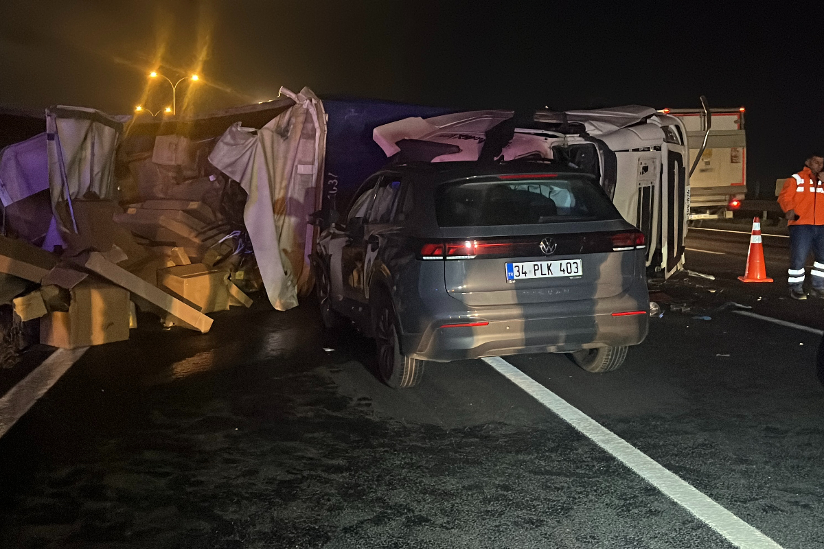Kocaeli'de feci kaza: Tır otomobile çarptı, sürücü yaşamını yitirdi