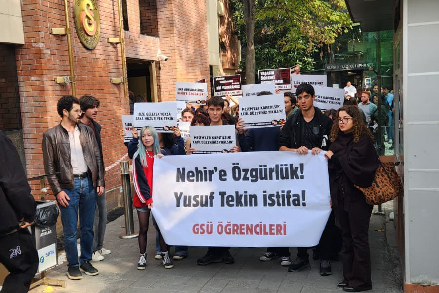 Galatasaray Üniversitesi'nde tutuklanan öğrenciler için eylem: 'Nehir ve Nevin derhal serbest bırakılsın'