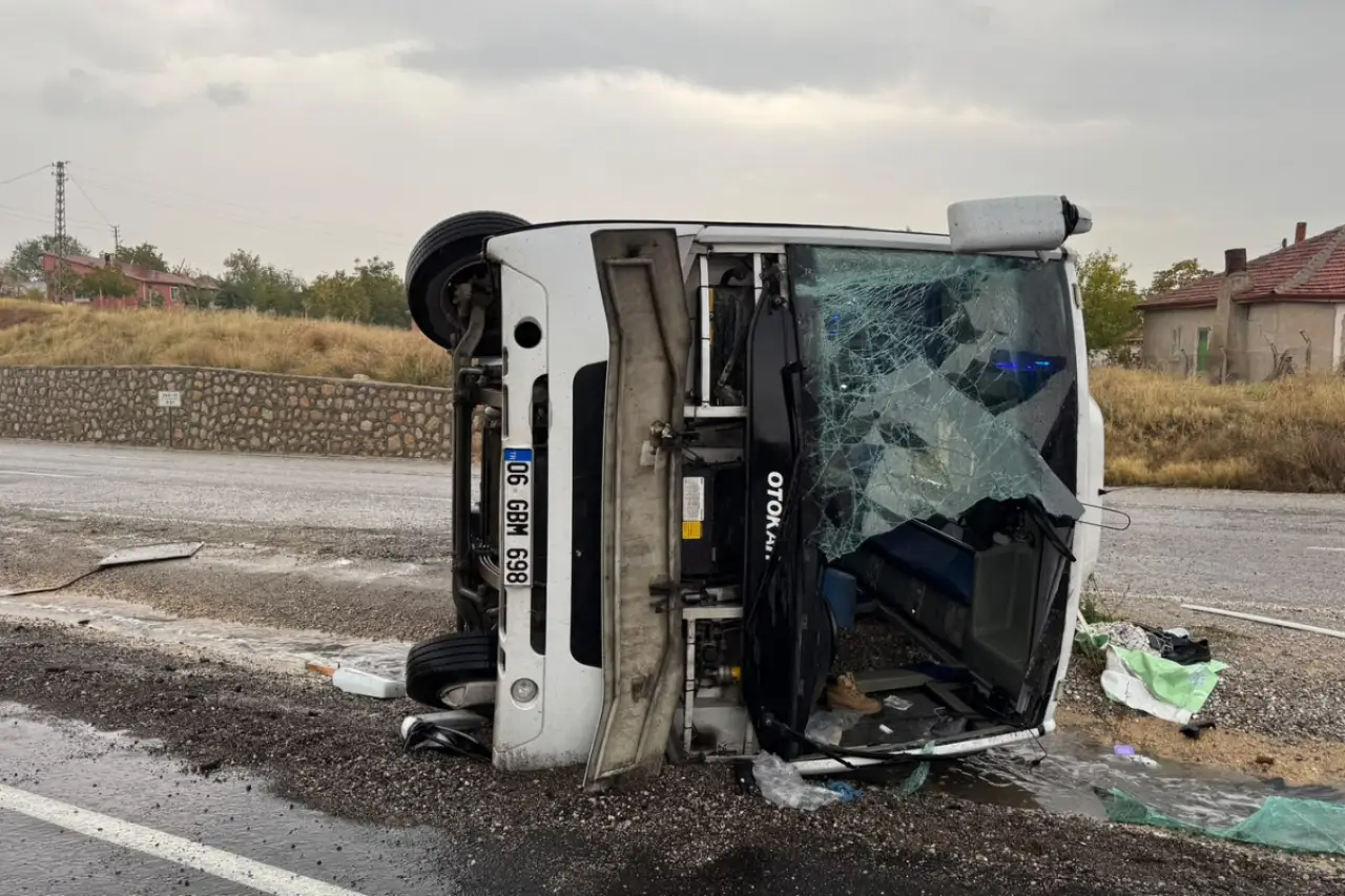 Kırıkkale'de işçileri taşıyan midibüs devrildi: 1'i ağır 15 işçi yaralandı