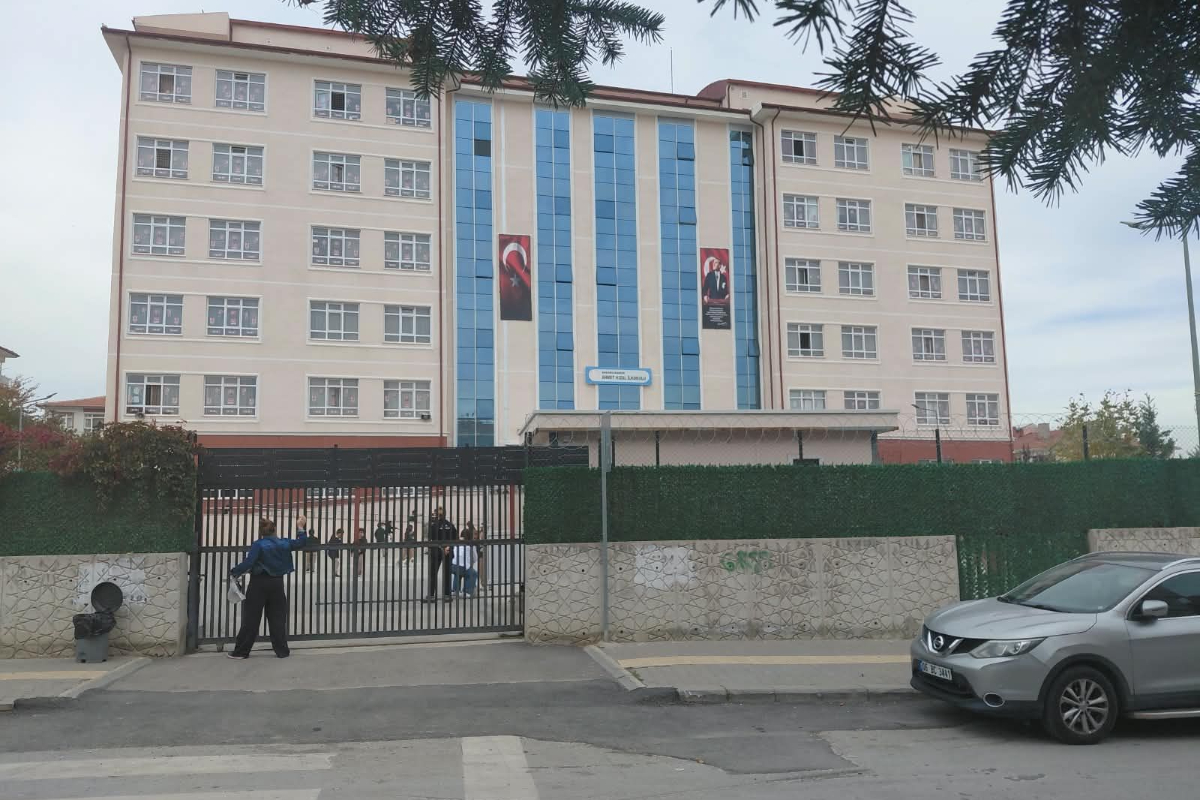 Mamak’ta okulların kapatılmasına veli ve öğretmenler tepkili: Okul binaları boş, sınıf mevcutları 40’a çıktı