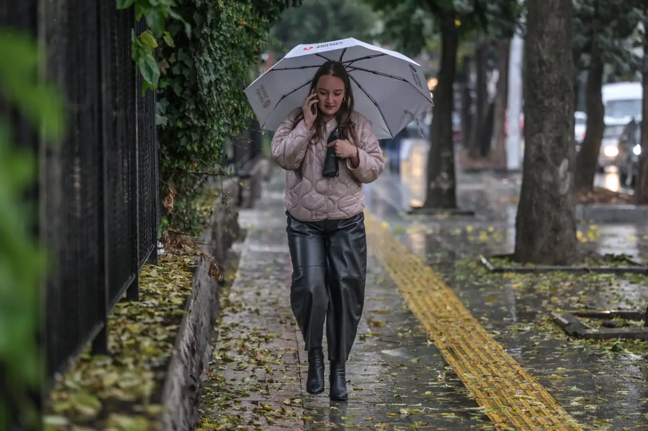 Sağanak yurdu sarıyor: Meteoroloji'den 19 il için kuvvetli yağış uyarısı