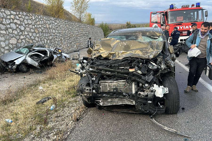 Çorum'da iki otomobil çarpıştı, 4 kişi öldü, 2 kişi yaralandı