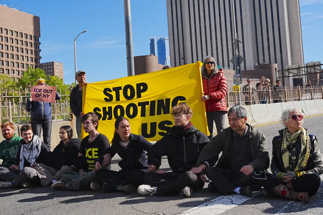 ICE'ı protesto eden grup, Brooklyn Köprüsü'nü kısmen trafiğe kapattı