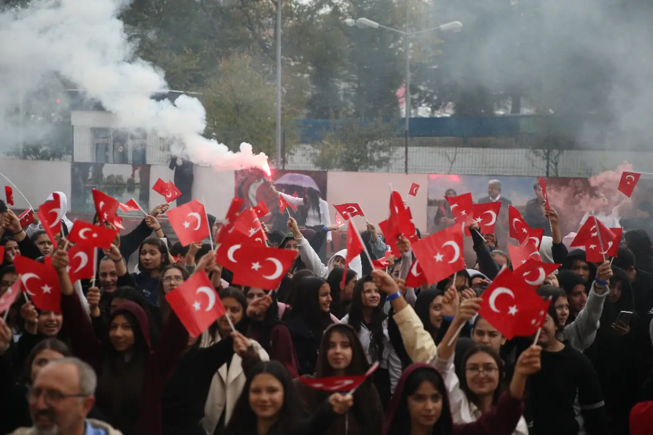 Cumhuriyet Bayramını kutlayan çocuklar bayrak sallıyor