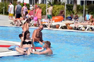 Uzmanı uyardı: Havuzları dezenfekte ederken zehirliyoruz