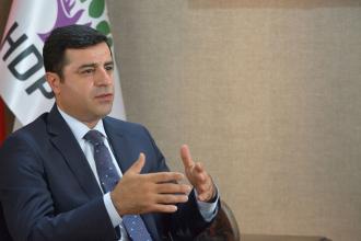 Selahattin Demirtaş, yoğun bakımdaki babasını görmek için Diyarbakır'a götürüldü