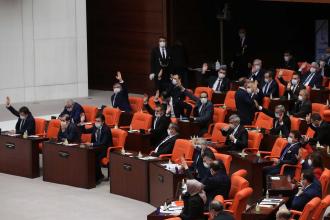 İskender Bayhan: Milletvekiline ücretli, işçiye ücretsiz izin