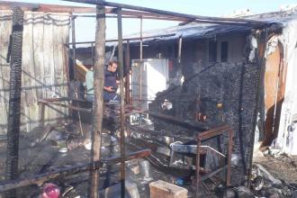 Antalya'da tarım işçilerinin kaldığı barakalarda çıkan yangın söndürüldü