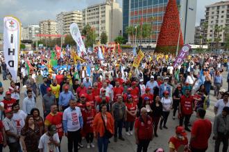 Adana’da binlerce emekçi zamlara, yoksulluğa karşı alana çıktı