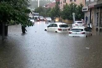 İstanbul'da sağanak su baskınlarına yol açtı, göle dönen yollarda araçlar mahsur kaldı