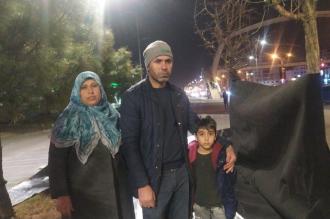 Evlerine ‘az hasarlı’ raporu verildikten sonra çadırdan çıkartılan aile sokakta kaldı