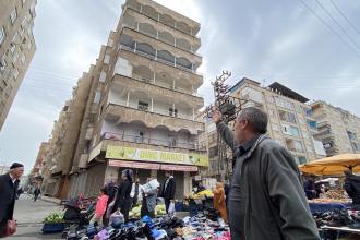 Diyarbakır’da ağır hasarlı bina önünde semt pazarı