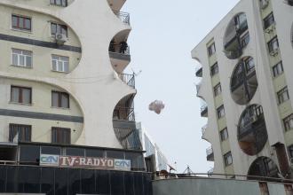 Ağır hasarlı Galeria Sitesi'nde ev sahipleri ve esnaf, eşyalarını çıkardı