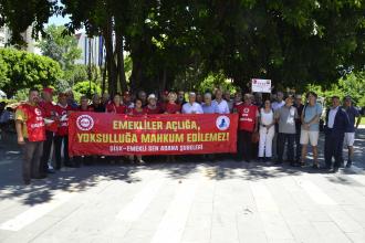 Adana’da emekliler yüzde 25’lik zammı simit yiyerek protesto etti