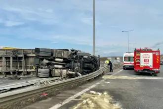Kocaeli'de devrilen tırın sürücüsü yaşamını yitirdi