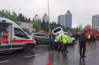 Zincirlikuyu Mezarlığı önünde 7 araç zincirleme kaza yaptı, yaralılar var