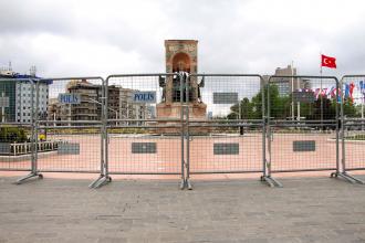 1 Mayıs öncesi Taksim Meydanı'nda işçi ve emekçilere karşı bariyerli önlem!