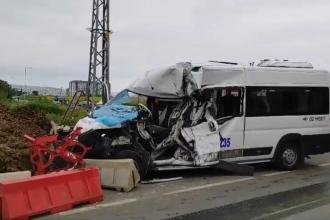 Silivri'de işçileri taşıyan servis minibüsü ile midibüs çarpıştı: 1'ağır 6 yaralı