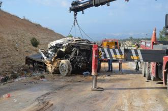 Mersin'de devrilen kamyonun şoförü hayatını kaybetti