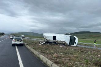 Ardahan'da servis minibüsü devrildi:1 kişi öldü, 7’si öğrenci 13 kişi yaralandı