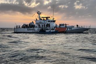 Çanakkale açıklarında batmak üzere olan ahşap teknedeki 29 mülteci kurtarıldı