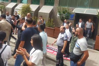 İzBB Başkanı Cemil Tugay’ın eskort aracı atılan işçinin ayağını ezdi
