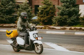 DEM Partili Çiçek'ten moto kuryeler için kanun teklifi: İş kazası ve meslek hastalığı güvencesi sağlansın